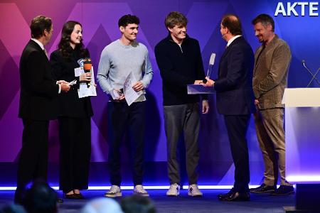 Emma Maria Tuscher, Elias Christofer Linz und Paul Christoph Georg aus Frankfurt am Main bekamen den Preis verliehen.