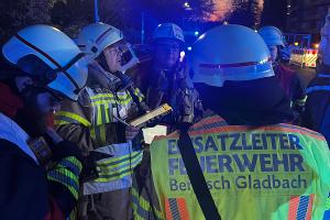 Unklarer Geruch in Hochhaus - umfangreicher Feuerwehr- und Rettungsdiensteinsatz in Bockenberg