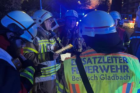Unklarer Geruch in Hochhaus - umfangreicher Feuerwehr- und Rettungsdiensteinsatz in Bockenberg