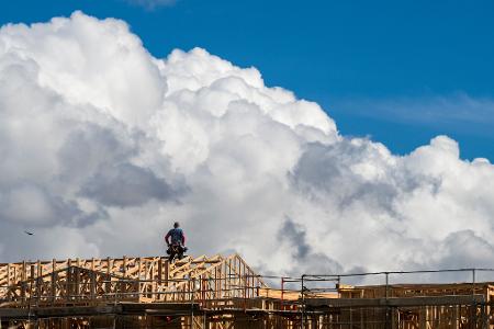 Wolken türmen sich hinter einem Hausbauprojekt in Kalifornien auf.