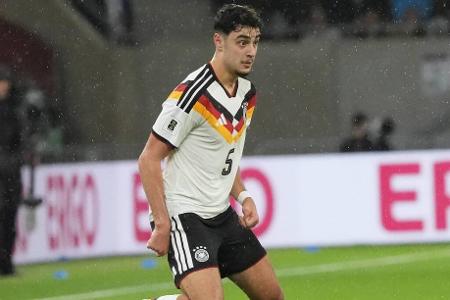 MITTELFELD: Aleksandar Pavlovic (bis 45.) - Note: 2,5 - Gab im Zentrum meist den alleinigen Sechser und hielt den Vorderleuten mit seiner Ballsicherheit den Rücken frei. Spielte vor dem 2:0 den vorletzten Pass, gegen den Ball lief der Bayern-Stars ebenfalls wichtige Lücken zu. Trotzdem an diesem Abend eher ein Zuarbeiter für noch stärkere Mitspieler.