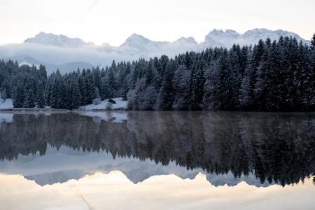 Winterliches Bayern: Das Karwendelgebirge spiegelt sich im Geroldsee.