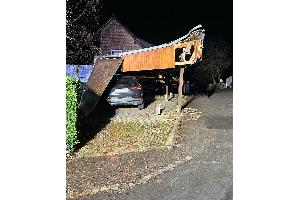 Foto des beschädigten Carports