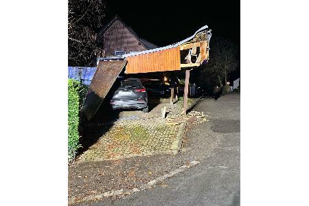 Foto des beschädigten Carports