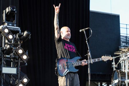 Sam Rivers mit Bass auf einer Bühne