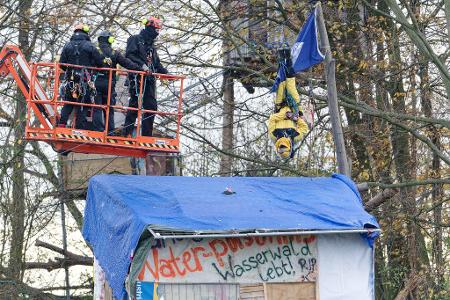 Polizisten räumen ein besetztes Waldstück im Hambacher Forst und gehen gegen die Besetzer vor. 
