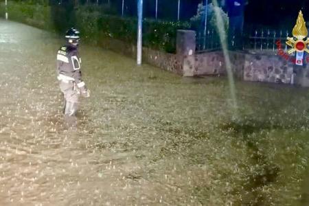 In der Region hatte es in den vergangenen Tagen heftig geregnet. Zahlreiche Straßen sind überschwemmt. Viele Keller stehen unter Wasser. 