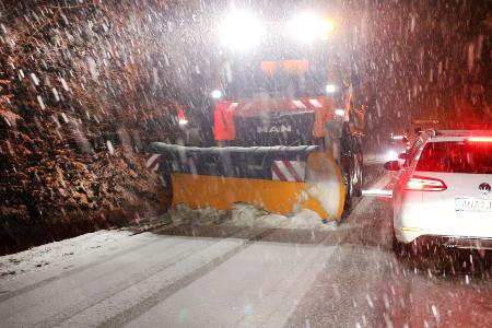 Im Erzgebirge räumte der Winterdienst den Schnee von den Straßen. 