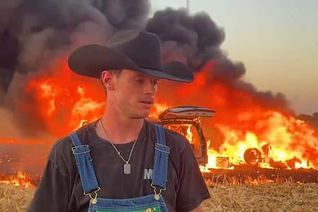 Youtuber WhistlinDiesel vor seinem brennenden Ferrari F8 Tributo (rechts) und einem ebenfalls brennenden Begleitfahrzeug.