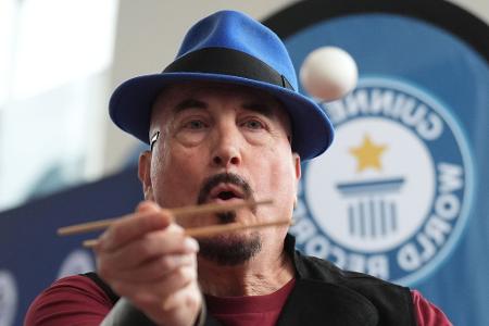 Insgesamt schaffte es Joe Alexander, elf Eier mit den Stäbchen zu fangen. 