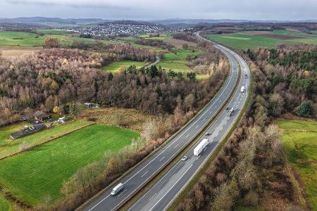 Die abgetrennten Hände waren in der Nacht zu Montag auf der Fahrbahn der A45 im Sauerland entdeckt worden. 