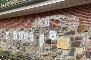 Das Bild zeigt eine der Sachbeschädigungen im Innenstadtbereich