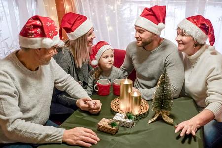 Symbolbild: Familie an Weihnachten im Camper mit Nikolausmützen