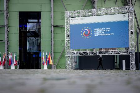 Auf dem deutsch-französischen Digitalgipfel in Berlin sind 18 Vereinbarungen zum Ausbau von KI-Anwendungen vorgestellt worden.