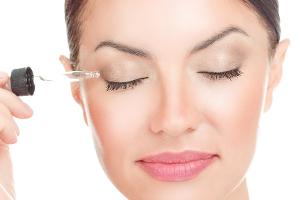 Rizinusöl und mehr: Die besten natürlichen Tipps für lange Wimpern