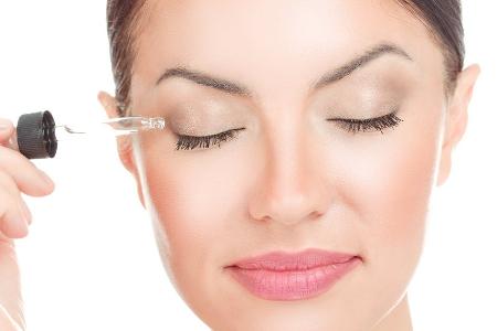 Rizinusöl und mehr: Die besten natürlichen Tipps für lange Wimpern