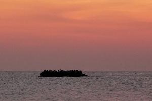 Immer wieder versuchen Menschen, auf kleinen Booten den Ärmelkanal nach Großbritannien zu überqueren. (Archivbild)