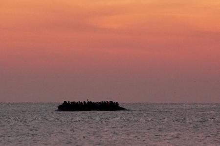Immer wieder versuchen Menschen, auf kleinen Booten den Ärmelkanal nach Großbritannien zu überqueren. (Archivbild)