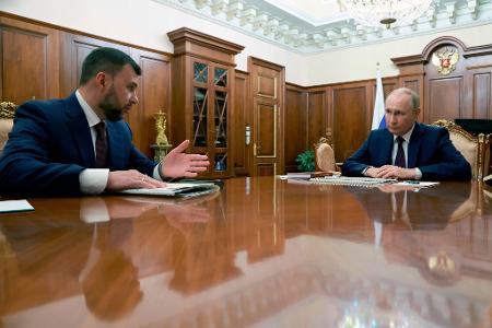 Der von Moskau eingesetzte Besatzungschef für Donezk, Denis Puschilin, hat nach ukrainischen Drohnenangriffen auf Wärmekraftwerke den regionalen Notstand ausgerufen. (Archivbild)