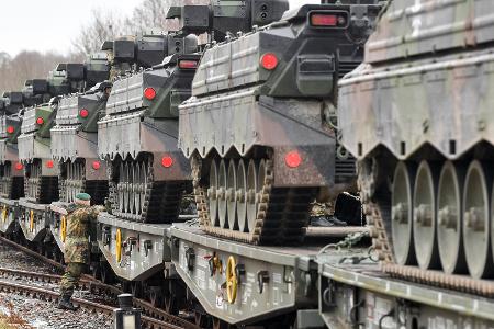 Der grenzüberschreitende Transport von schwerer Ausrüstung bereit Militärplanern oft Sorgen - die EU-Kommission will Schwierigkeiten nun angehen. (Archivbild) 