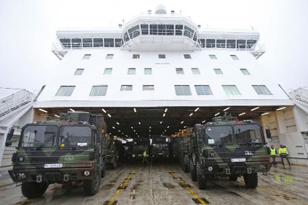 Zu Lande, zu Wasser und in der Luft: Hindernisse für grenzüberschreitende Militärtransporte sollen möglichst schnell abgebaut werden. (Archivbild)