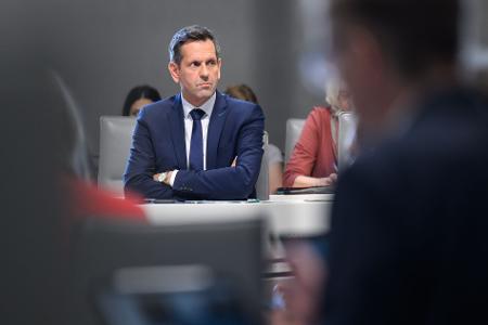 Olaf Lies sieht unter anderem gewaltverherrlichende Inhalte in den sozialen Medien als Gefahr für Kinder. (Archivbild)