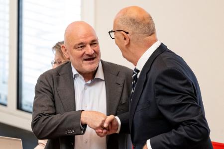  Ministerpräsident Dietmar Woidke (r.) und BSW-Finanzminister Robert Crumbach sind für die Reformdafür, im BSW gibt es mehrheitlich Bedenken. (Archivbild)