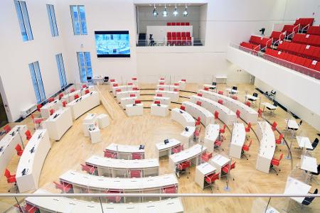 Die vier Ausgetretenen wollen den Saal verlassen. (Archivbild)