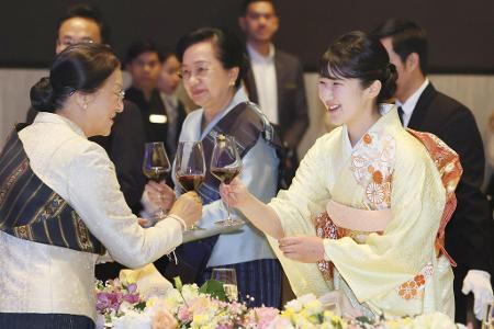 Die japanische Prinzessin Aiko (r) stößt bei einem Bankett an.