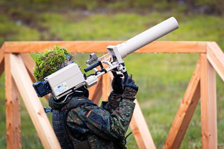 Die Bundeswehr hat die technischen Möglichkeiten zur Drohnenabwehr. Im Inland darf sie allerdings in Friedenszeiten nicht so ohne weiteres tätig werden. (Archivfoto)
