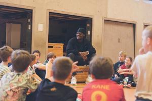 "Bildung mit das Wichtigste": Bisseck besucht frühere Schule