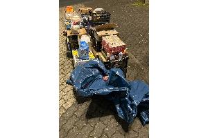Der Bielefelder Zoll hat bei einer Kontrolle an der A44 gut zwei Tonnen Lebensmittel sichergestellt, deren Einfuhr aufgrund von lebensmittelrechtlichen Bestimmungen verboten ist/Foto: Hauptzollamt Bielefeld