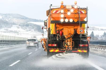 Streufahrzeug Autobahn Winterdienst
