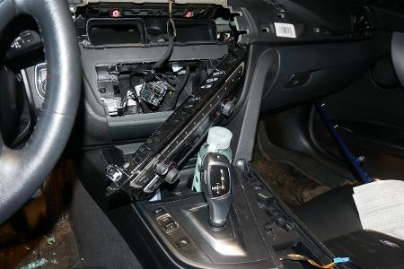 Infotainmentsystem aus BMW ausgebaut