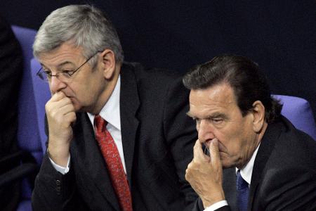 Bundeskanzler Gerhard Schröder hatte es mit noch knapperen Mehrheiten zu tun. (Archivbild)