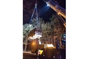 Der verunfallte Campervan musste mit einem Kran geborgen werden.