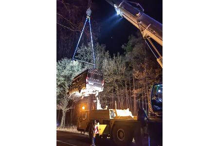 Der verunfallte Campervan musste mit einem Kran geborgen werden.
