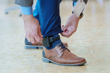 Die elektronische Fußfessel soll bei gewalttätigen Ex-Partnern oder Angehörigen ein Signal senden, wenn sich der Täter - bewusst oder unbewusst - dem Opfer nähert. (Symbolbild)