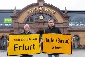 Erfurts Oberbürgermeister Andreas Horn (CDU) und Halles OB Alexander Vogt (parteilos) werben für ihre Städte. 