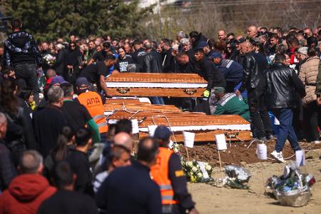 Bei dem Brand im Nachtclub von Kocani in Nordmazedonien kamen 63 Menschen ums Leben. Nun beginnt dazu ein großer Prozess vor Gericht in Skopje.