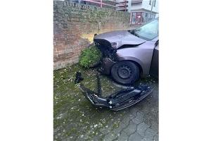 Pkw kracht gegen Blumenkübel