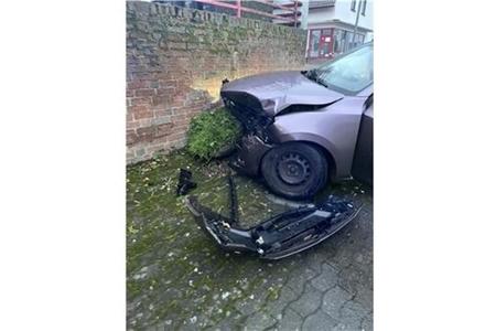 Pkw kracht gegen Blumenkübel