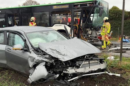 Der Bus und das Auto wurden bei dem Zusammenprall stark beschädigt.