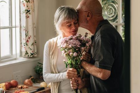 Wie Sex und Zärtlichkeit auch jenseits der 50 lebendig sein können