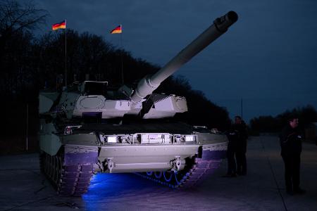 Roll-Out Leopard 2A8 und Panzerhaubitze 2000