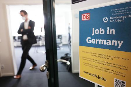 Auch weiter sollen Flüchtlinge Beratung bekommen - notfalls soll ein Job vermittelt werden. (Archivbild) 
