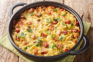 Rustikaler Kartoffel-Speck-Auflauf mit knuspriger Käsekruste