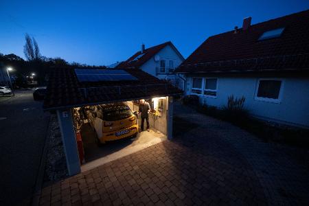 In der eigenen Garage laden ist vergleichsweise einfach. (Archivbild)