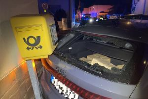 Der beschädigte Briefkasten an der Hauswand