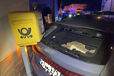 Der beschädigte Briefkasten an der Hauswand